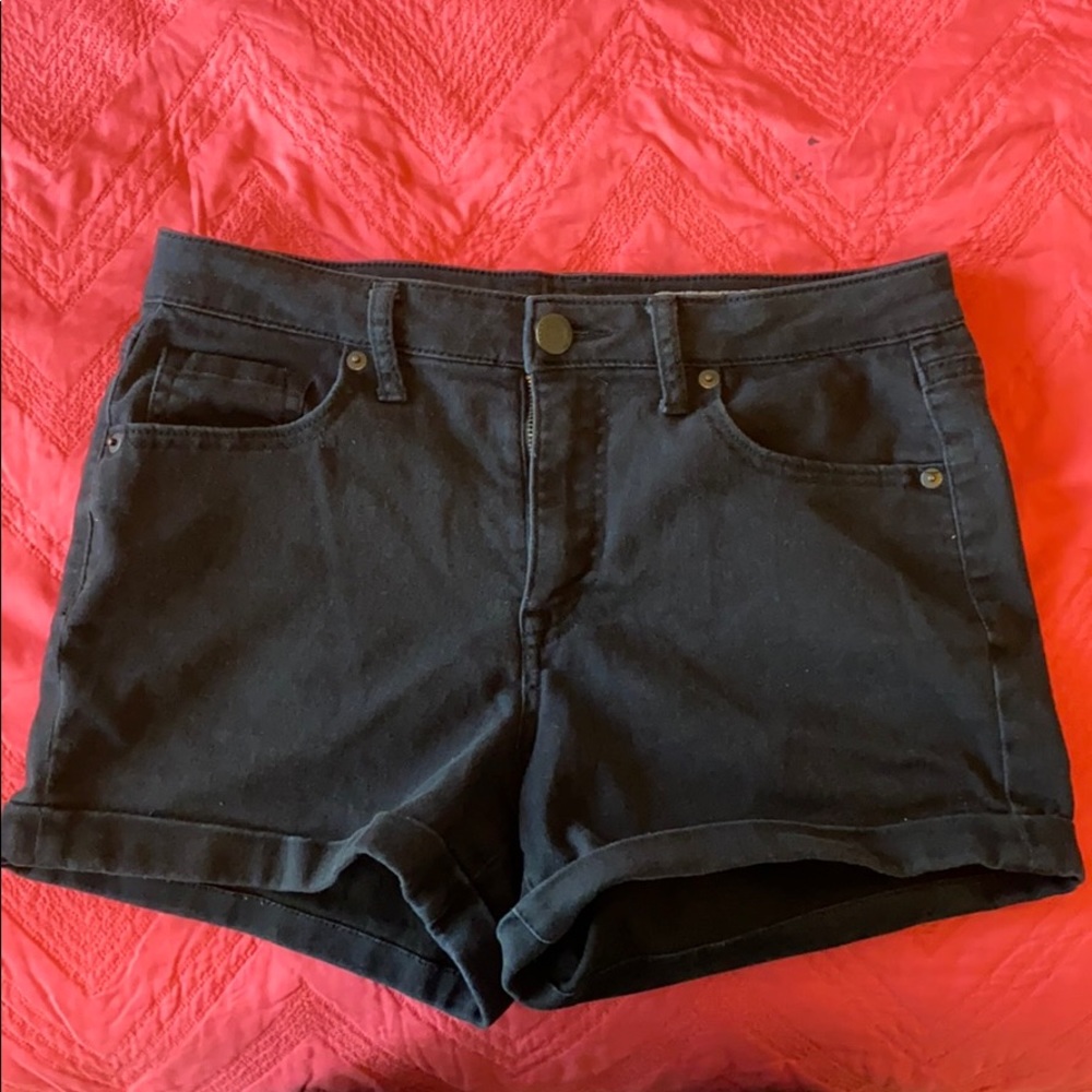 Aéropostale mid-rise black shorts